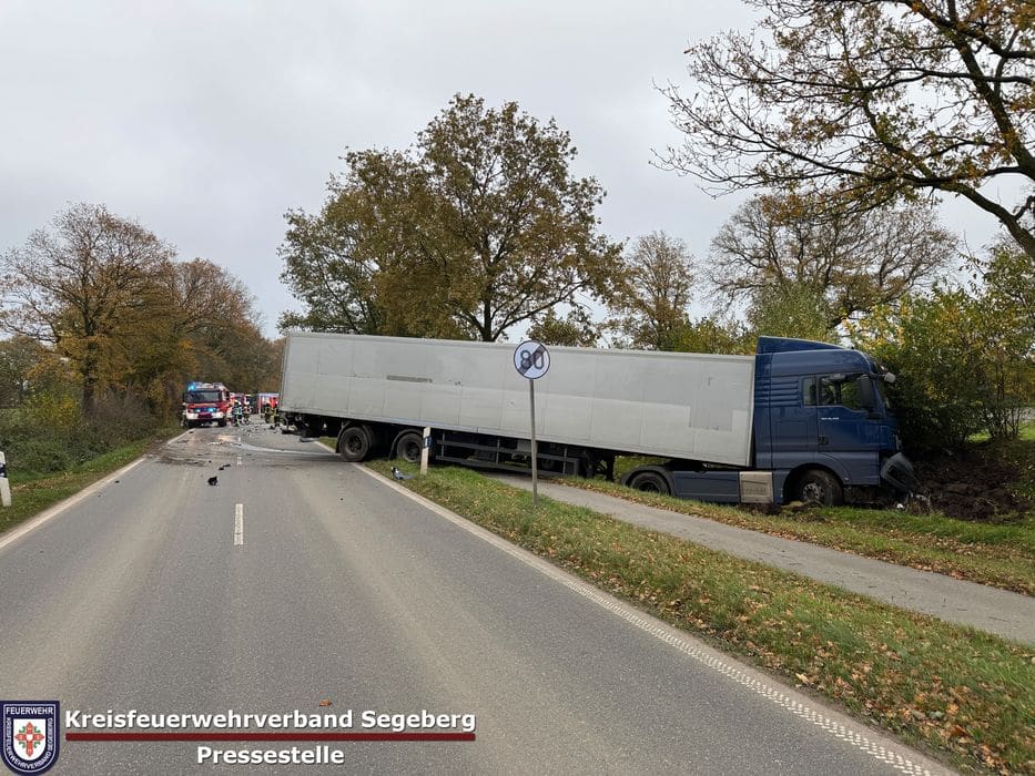 Einsatz: Schwerer Verkehrsunfall auf der Henstedter Straße Ortsausgang Wakendorf II, Foto 1