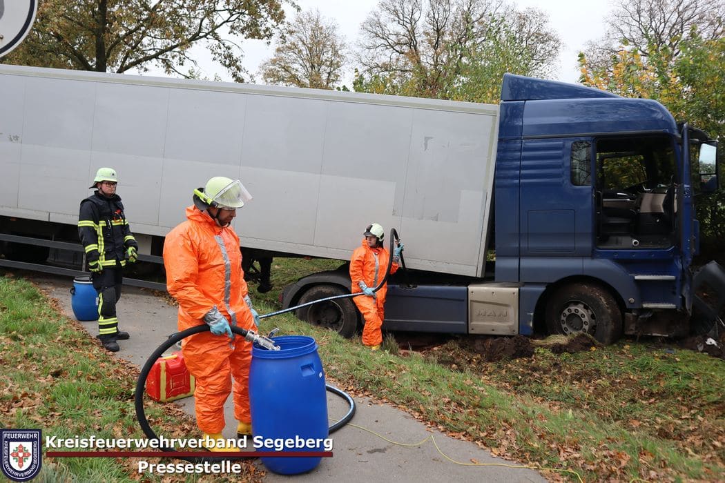 Einsatz: Schwerer Verkehrsunfall auf der Henstedter Straße Ortsausgang Wakendorf II, Foto 10