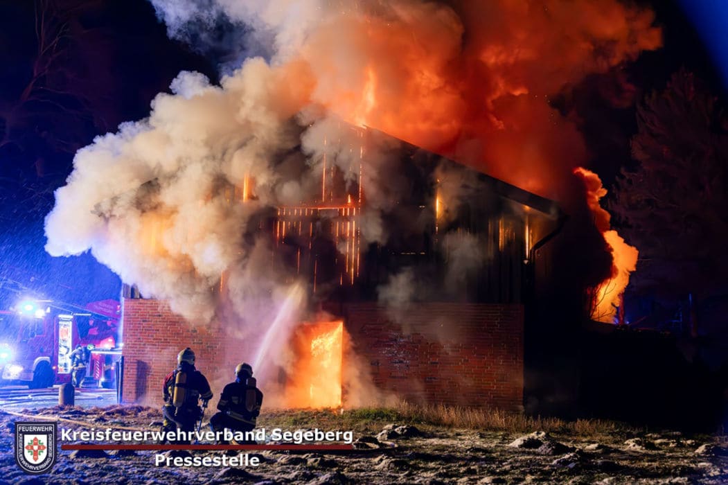 Einsatz: Feuer zerstört Scheune, Foto 1