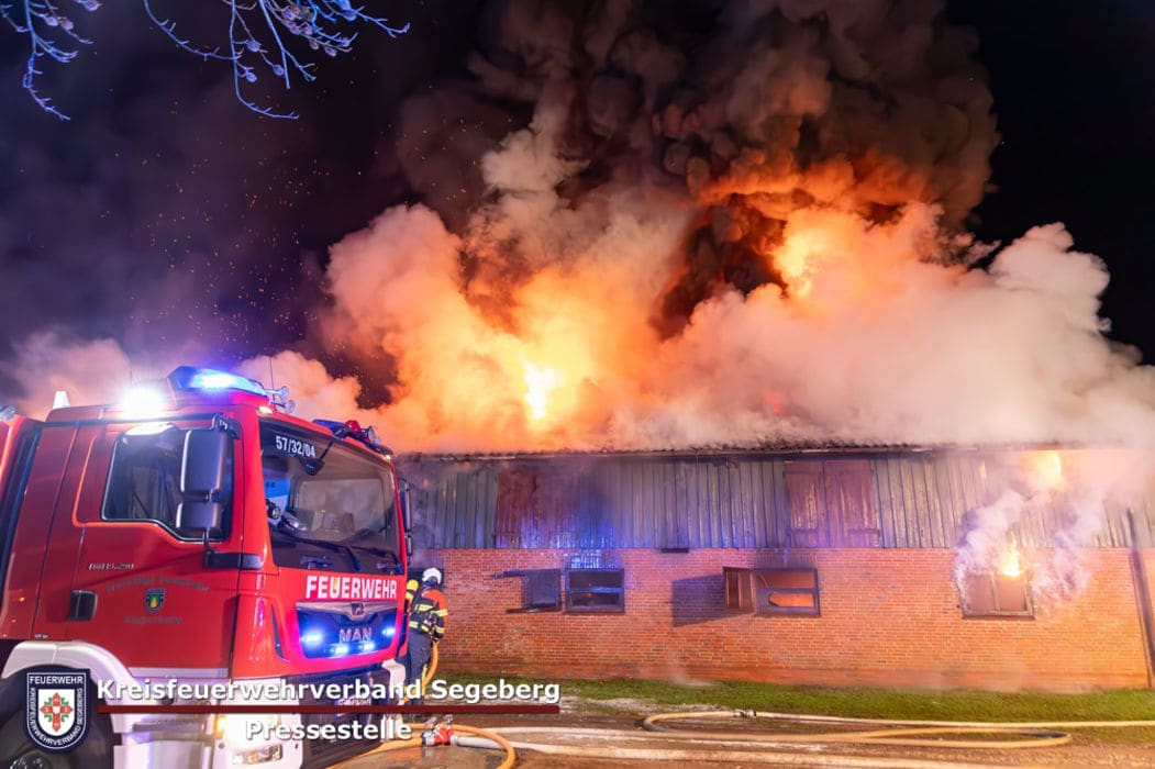 Einsatz: Feuer zerstört Scheune, Foto 2