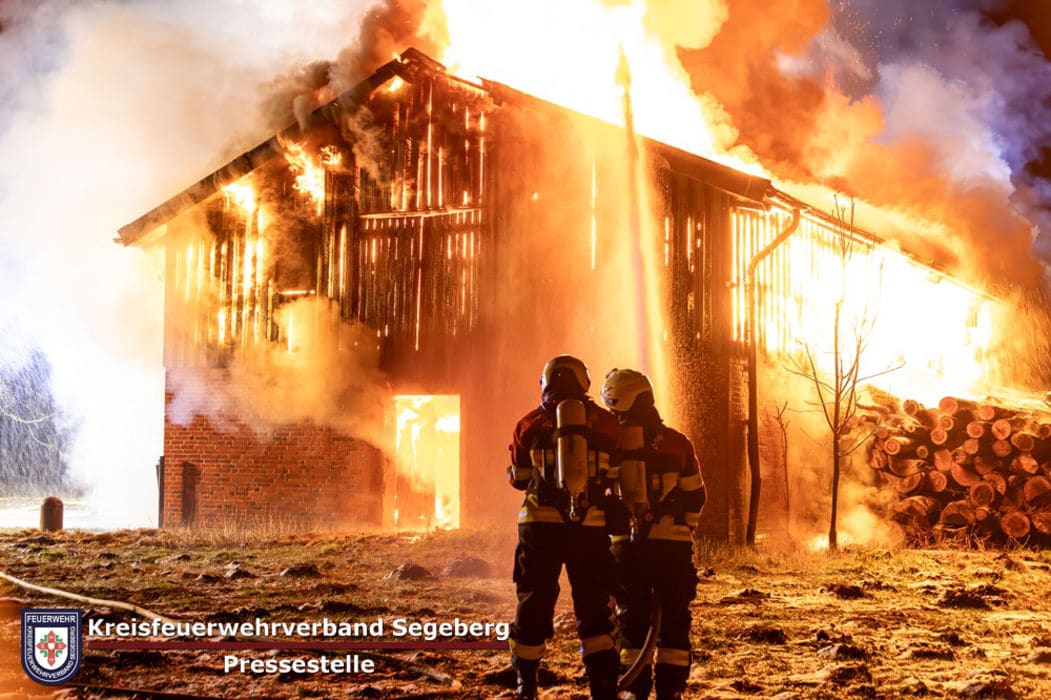 Einsatz: Feuer zerstört Scheune, Foto 3