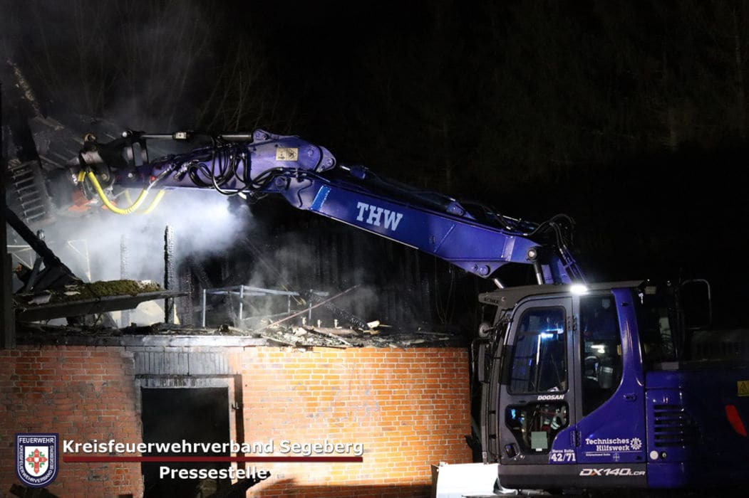 Einsatz: Feuer zerstört Scheune, Foto 5