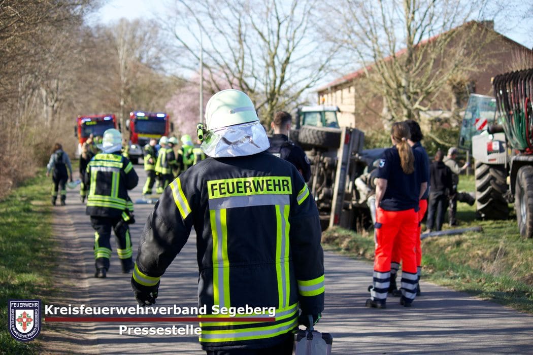 Einsatz: Gülleanhänger in Struvenhütten umgekippt, Foto 2