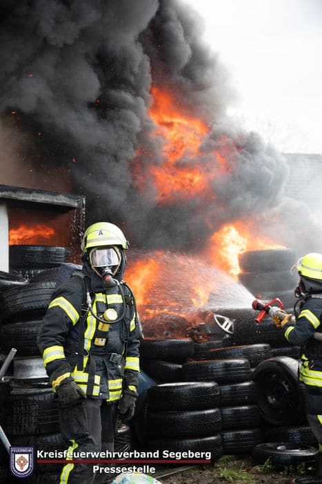Einsatz: Feuer in Werkstatt greift auf Reifenlager über, Foto 1
