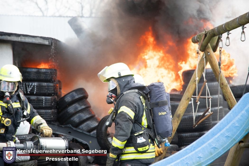 Einsatz: Feuer in Werkstatt greift auf Reifenlager über, Foto 2