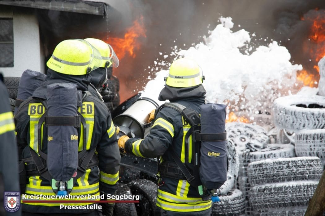 Einsatz: Feuer in Werkstatt greift auf Reifenlager über, Foto 3