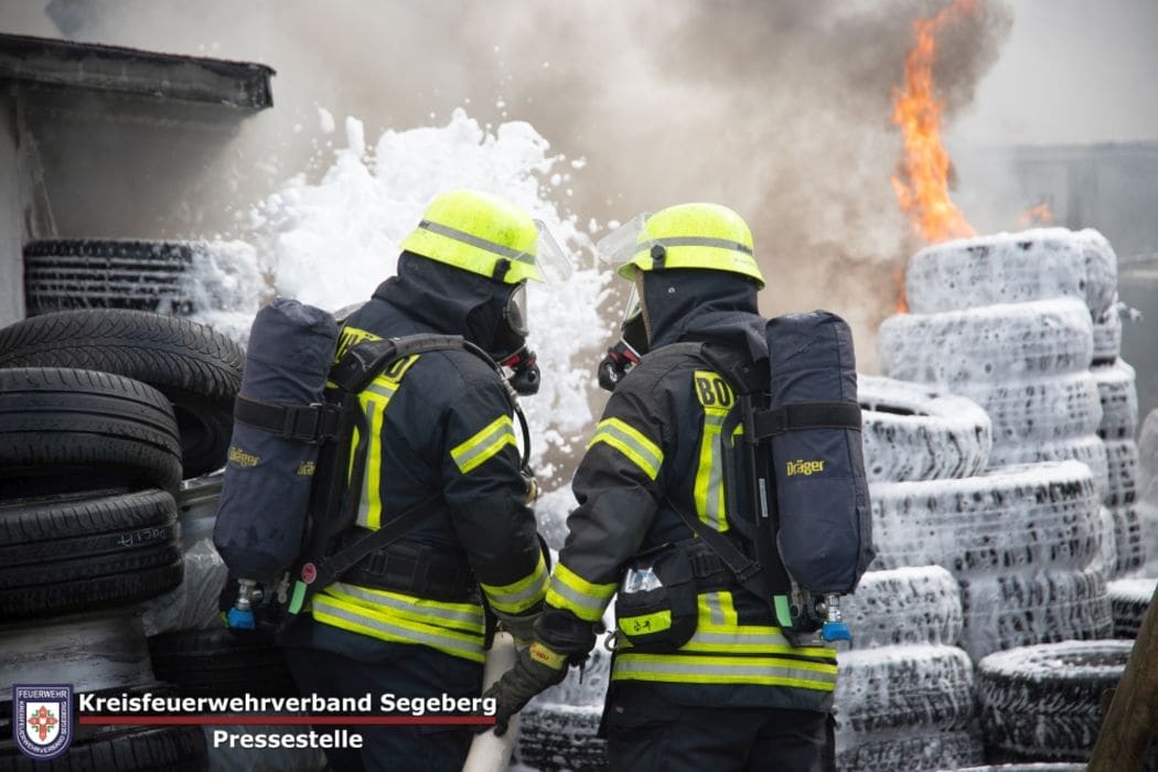 Einsatz: Feuer in Werkstatt greift auf Reifenlager über, Foto 4