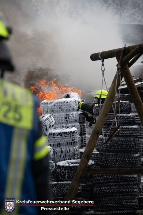 Einsatz: Feuer in Werkstatt greift auf Reifenlager über, Foto 5