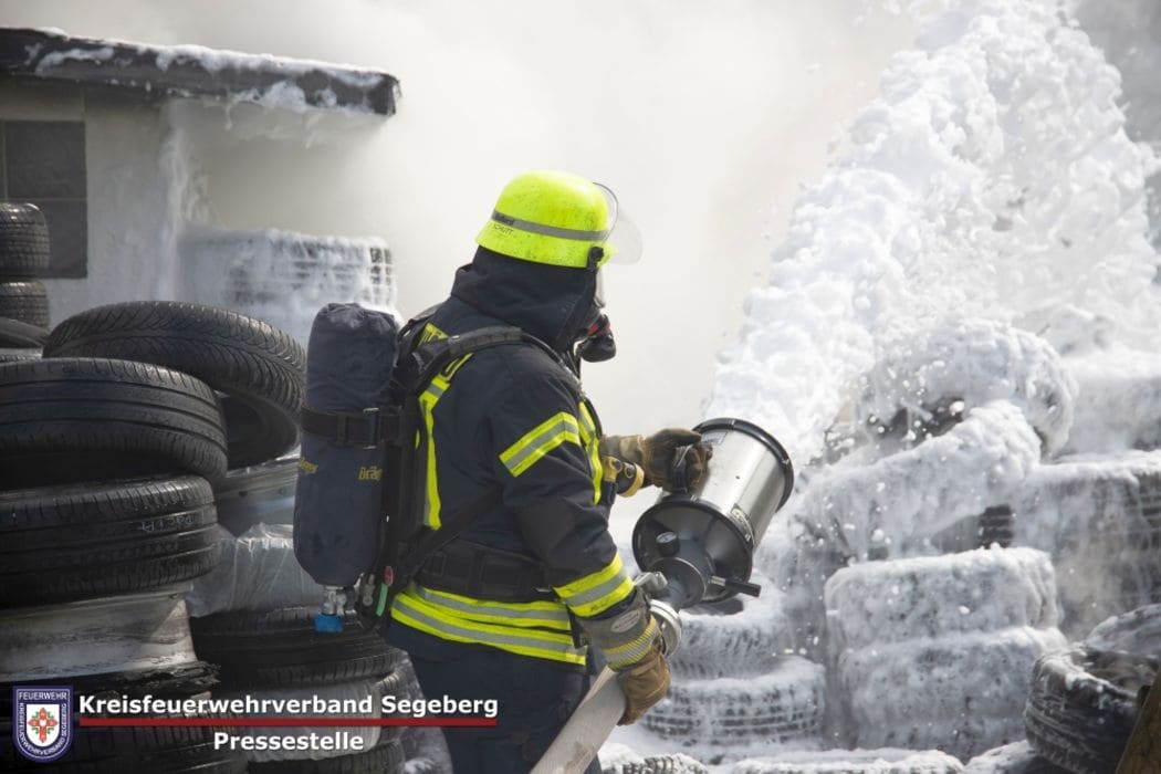 Einsatz: Feuer in Werkstatt greift auf Reifenlager über, Foto 6
