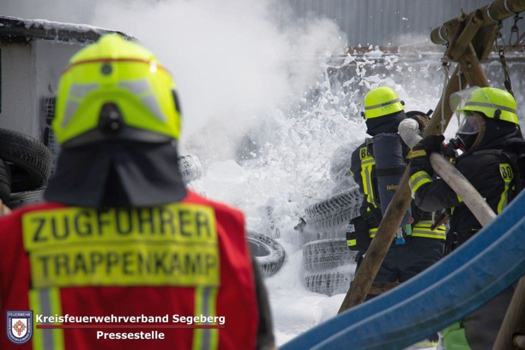 Einsatz: Feuer in Werkstatt greift auf Reifenlager über, Foto 7