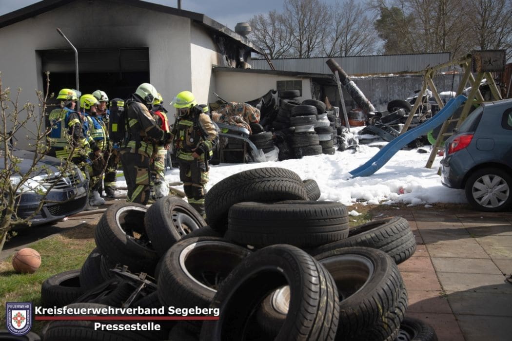 Einsatz: Feuer in Werkstatt greift auf Reifenlager über, Foto 8