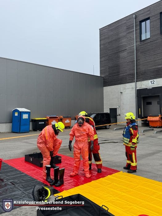 Einsatz: Austritt von Batteriesäure in Kaltenkirchen, Foto 3