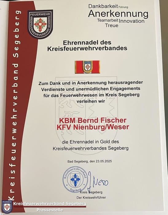 Ehrung:Ehrennadel in Gold für den Kreisbrandmeister Bernd Fischer, Foto 1