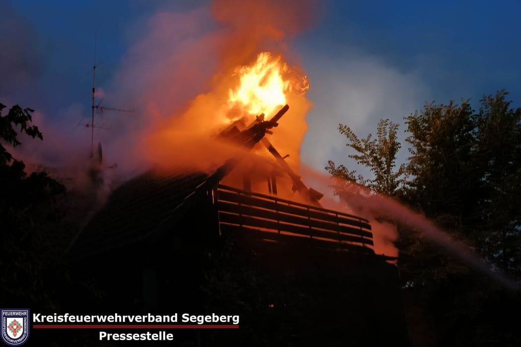 Einsatz: Dachstuhlbrand eines Einfamilienhauses in Ellerau, Foto 1