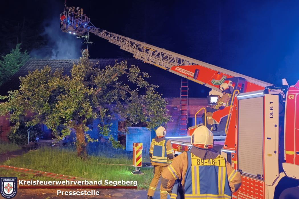 Einsatz: Dachstuhlbrand eines Einfamilienhauses in Ellerau, Foto 12