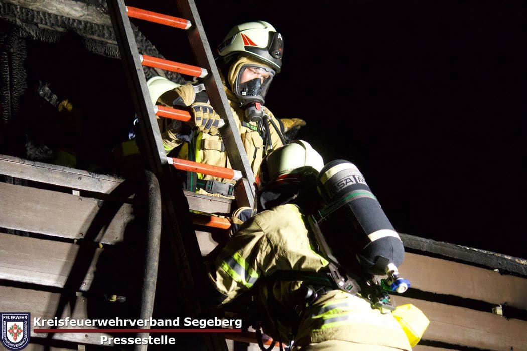Einsatz: Dachstuhlbrand eines Einfamilienhauses in Ellerau, Foto 13