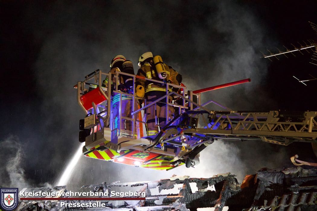 Einsatz: Dachstuhlbrand eines Einfamilienhauses in Ellerau, Foto 14