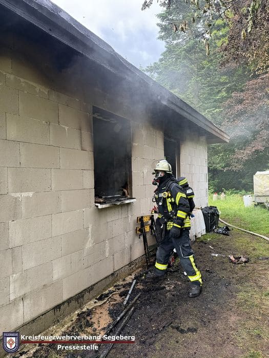 Einsatz: Feuer zerstört Bungalow in Seedorf, Foto 3