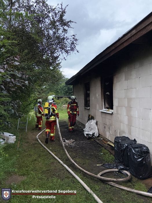 Einsatz: Feuer zerstört Bungalow in Seedorf, Foto 4