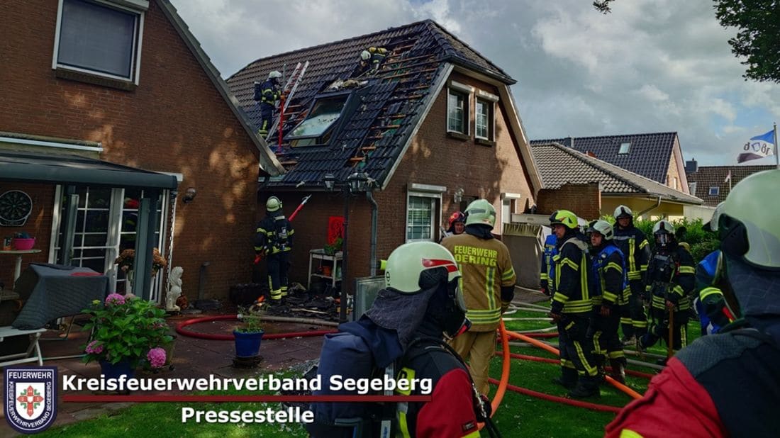 Einsatz: Dachstuhlbrand in Oering, Foto 2