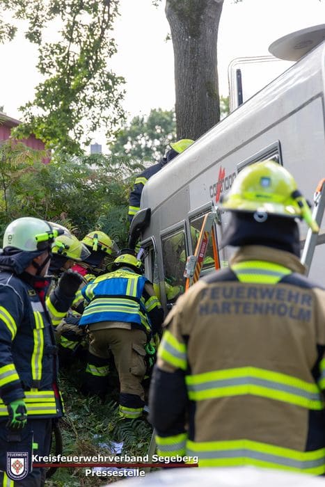 Einsatz: Schwerer Verkehrsunfall mit 12 Verletzten, Foto 4