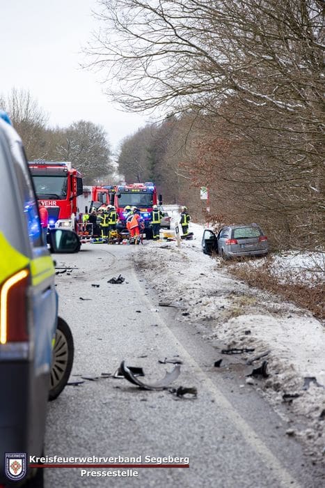 Einsatz: Drei Verletzte durch Verkehrsunfall auf der Bundesstraße 206, Foto 1