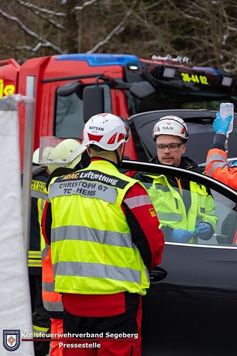 Einsatz: Drei Verletzte durch Verkehrsunfall auf der Bundesstraße 206, Foto 3