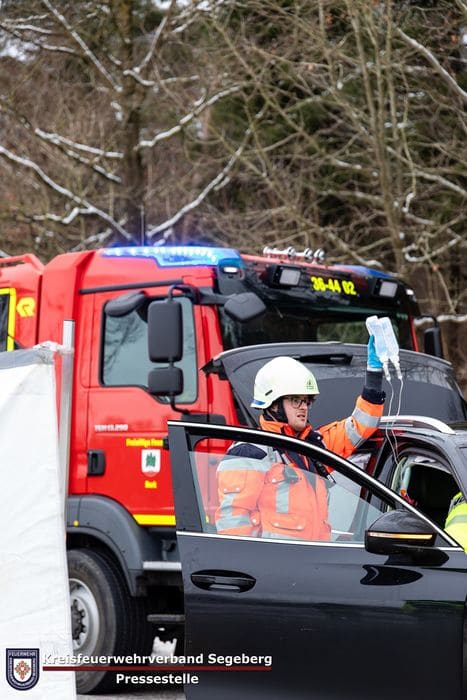 Einsatz: Drei Verletzte durch Verkehrsunfall auf der Bundesstraße 206, Foto 4