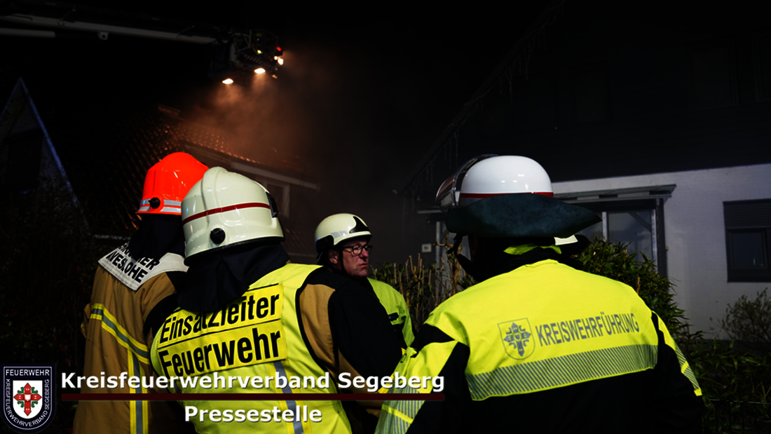 Einsatz: Feuer breitet sich schnell aus - zwei Einfamilienhäuser betroffen, Foto 1