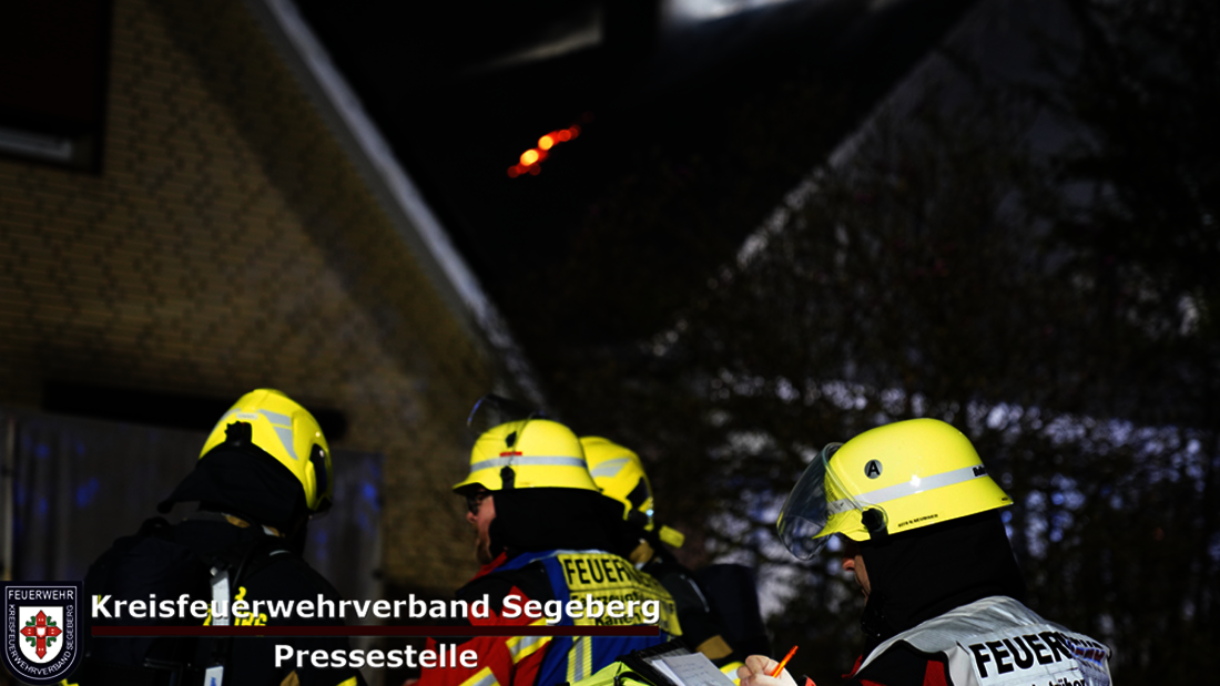 Einsatz: Feuer breitet sich schnell aus - zwei Einfamilienhäuser betroffen, Foto 2