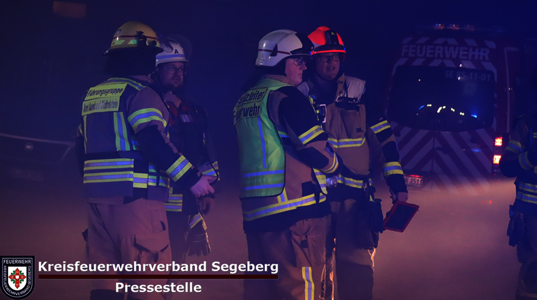 Einsatz: Feuer breitet sich schnell aus - zwei Einfamilienhäuser betroffen, Foto 3