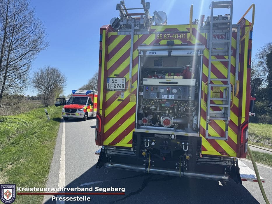 Einsatz: Schwerer Verkehrsunfall zwischen 2 PKW und einem LKW in Ellerau, Foto 1