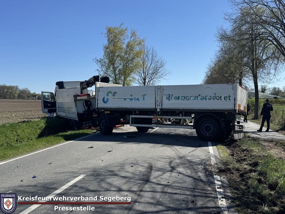 Einsatz: Schwerer Verkehrsunfall zwischen 2 PKW und einem LKW in Ellerau, Foto 2