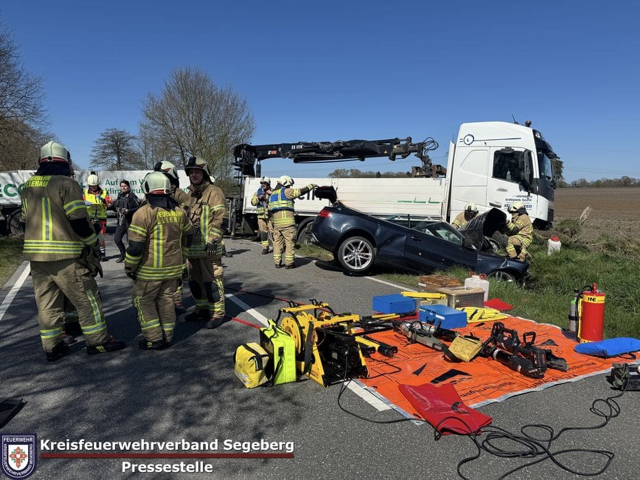 Einsatz: Schwerer Verkehrsunfall zwischen 2 PKW und einem LKW in Ellerau, Foto 3
