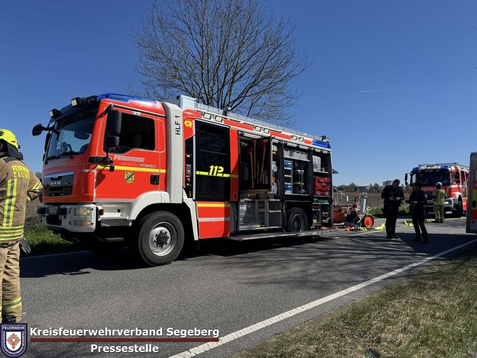 Einsatz: Schwerer Verkehrsunfall zwischen 2 PKW und einem LKW in Ellerau, Foto 4