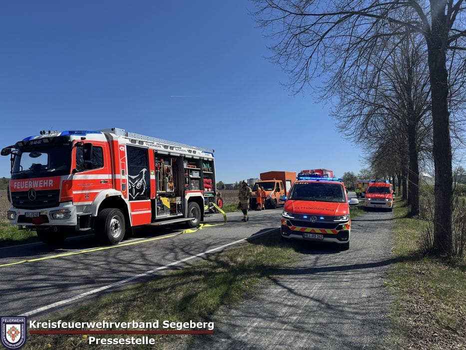 Einsatz: Schwerer Verkehrsunfall zwischen 2 PKW und einem LKW in Ellerau, Foto 5