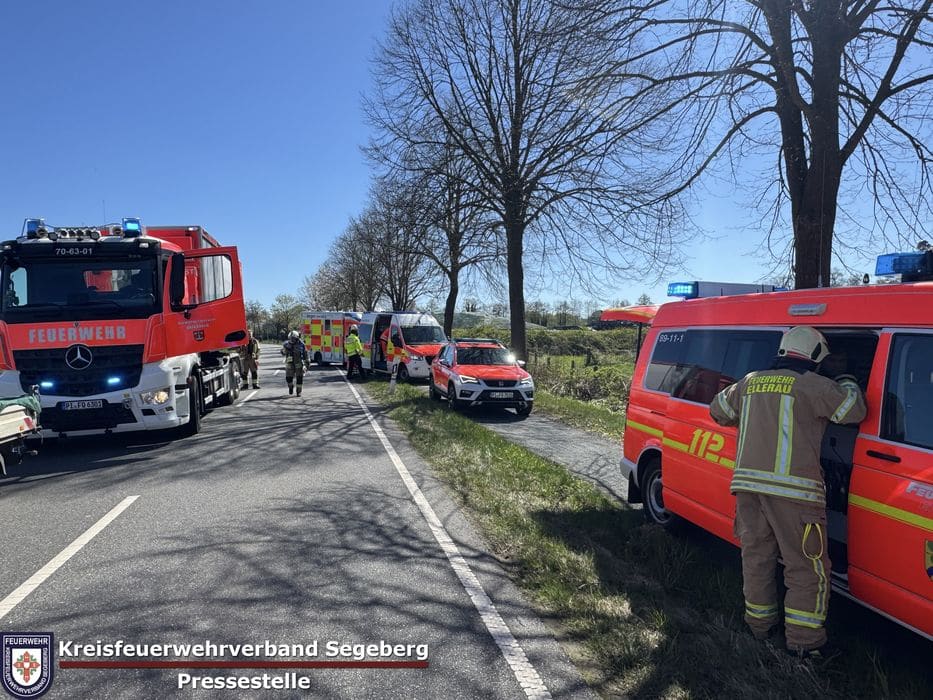 Einsatz: Schwerer Verkehrsunfall zwischen 2 PKW und einem LKW in Ellerau, Foto 7