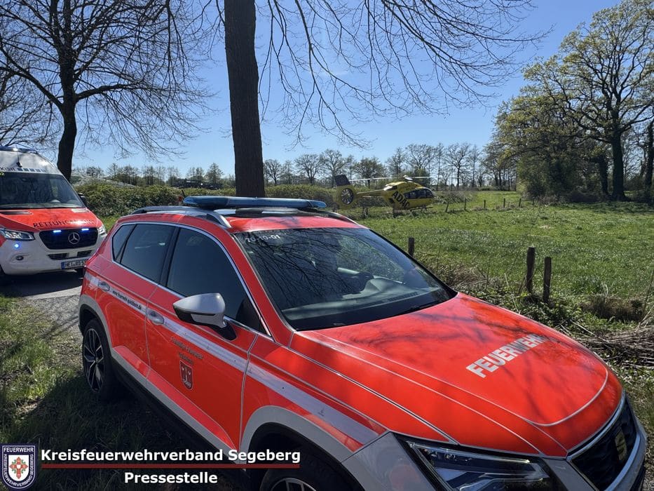 Einsatz: Schwerer Verkehrsunfall zwischen 2 PKW und einem LKW in Ellerau, Foto 8