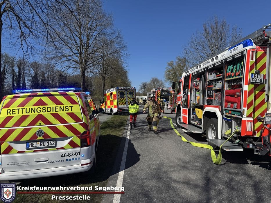 Einsatz: Schwerer Verkehrsunfall zwischen 2 PKW und einem LKW in Ellerau, Foto 9