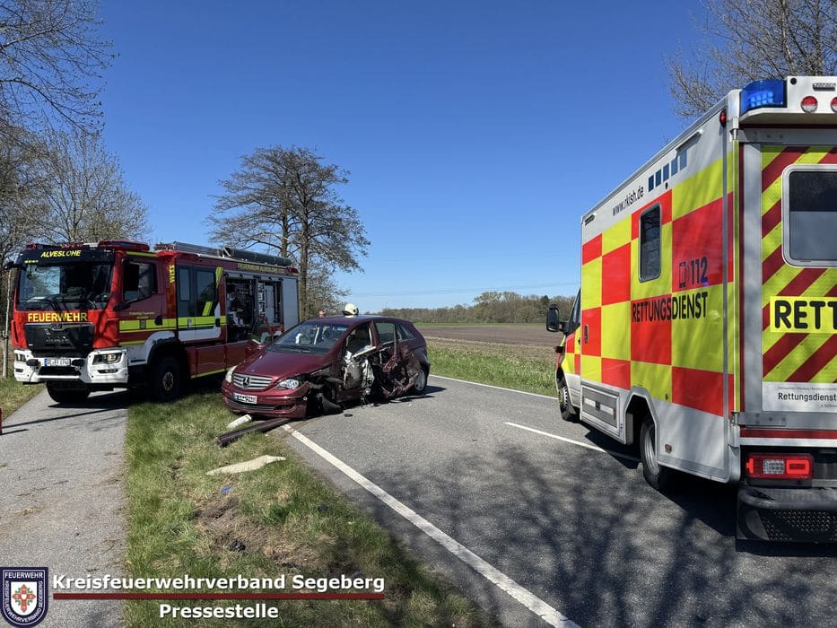 Einsatz: Schwerer Verkehrsunfall zwischen 2 PKW und einem LKW in Ellerau, Foto 10