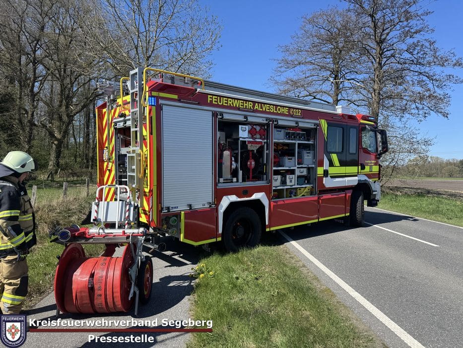 Einsatz: Schwerer Verkehrsunfall zwischen 2 PKW und einem LKW in Ellerau, Foto 11