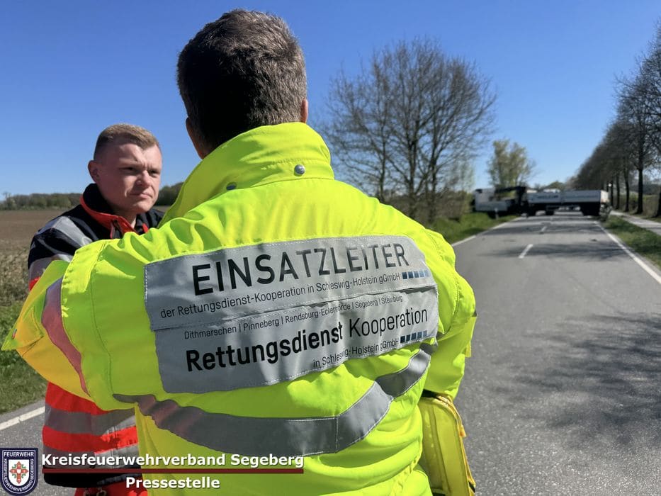 Einsatz: Schwerer Verkehrsunfall zwischen 2 PKW und einem LKW in Ellerau, Foto 12