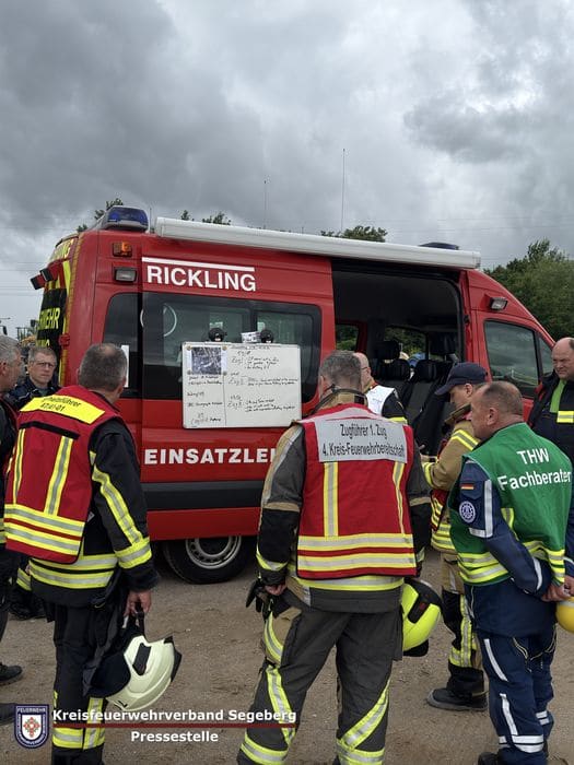 Einsatzübung: 4.Feuerwehrbereitschaft übt in Bornhoeved, Foto 8