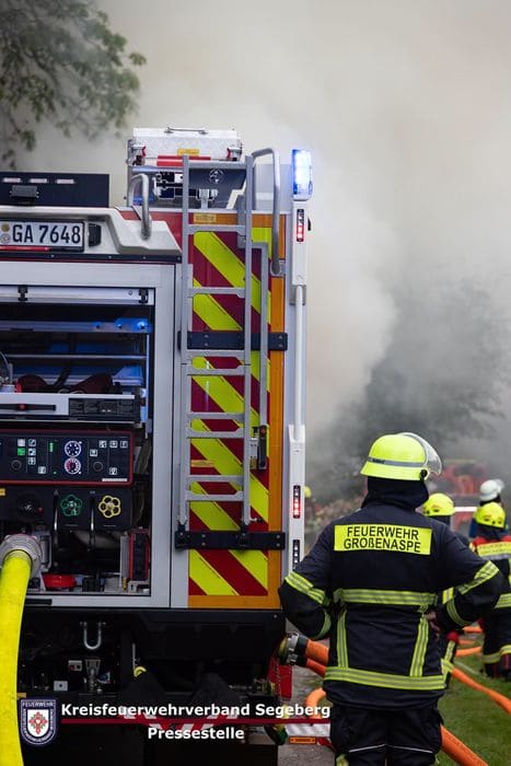Einsatz: 36 Rundballen brennen auf einem Traktorgespann, Foto 1